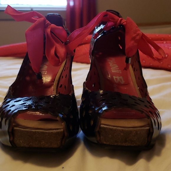 Chanii B black leather heels w pink bow Sz 37 - Picture 3 of 7